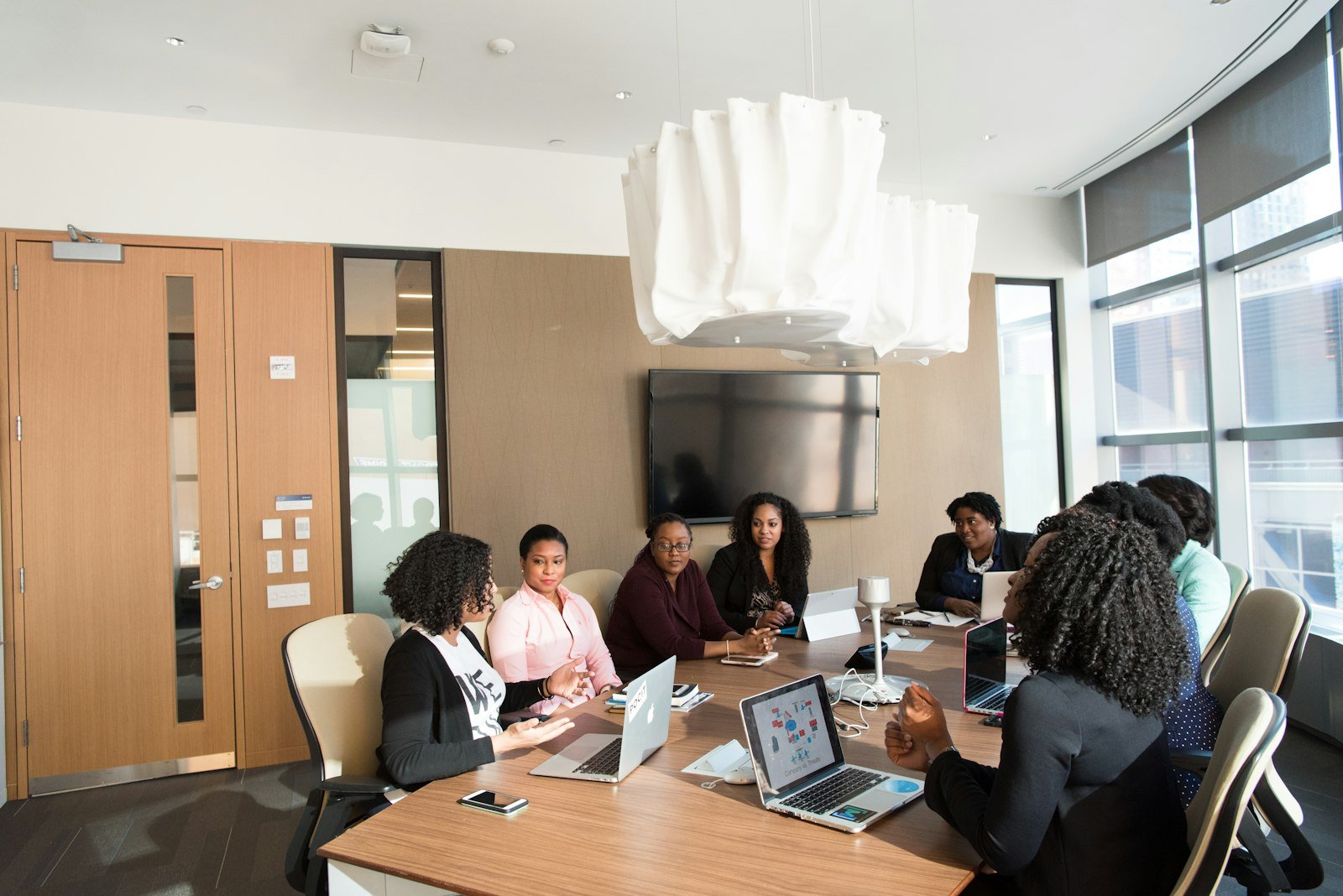 Consulting meeting in a bright office – brand consulting in Delhi NCR